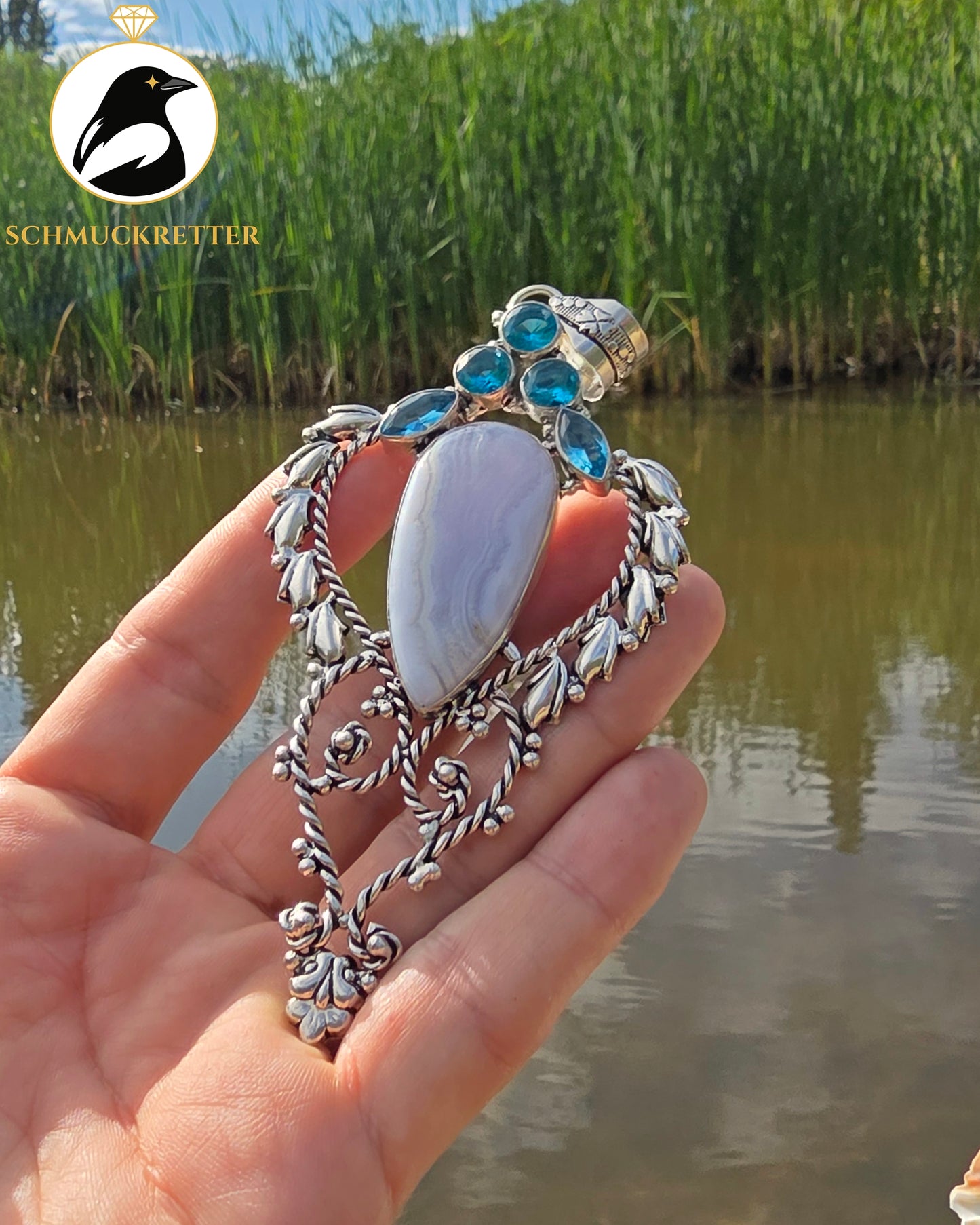 Großer, versilberter Anhänger mit Chalcedon und blauen Glassteinen