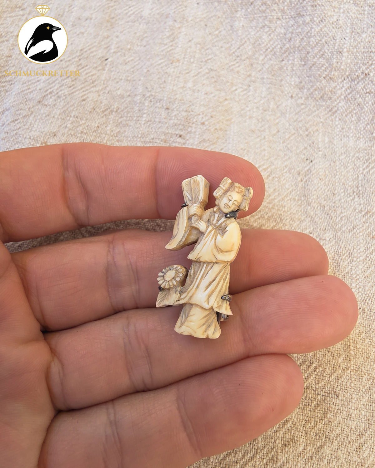 Chinesische Schönheit – Antiker Ohrclip aus 800er Silber mit geschnitzter Frauenfigur