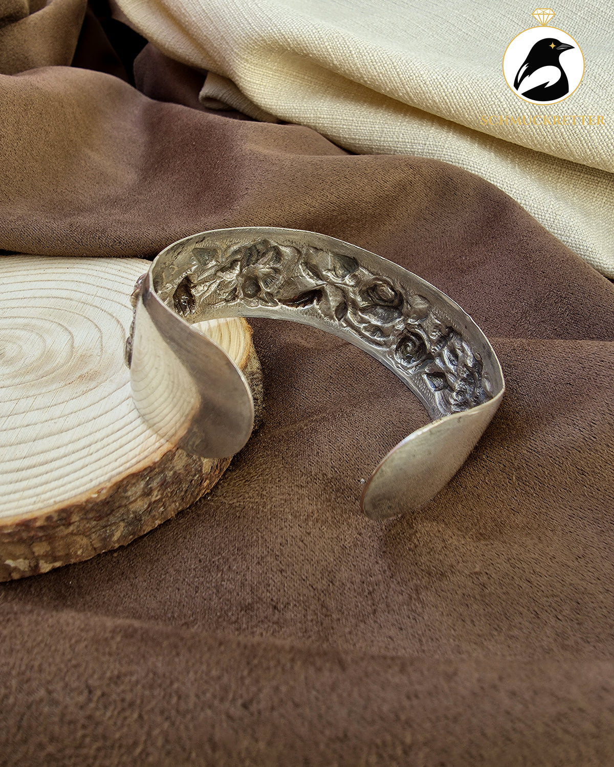 Versilberter Vintage Armreif mit Rosendekor