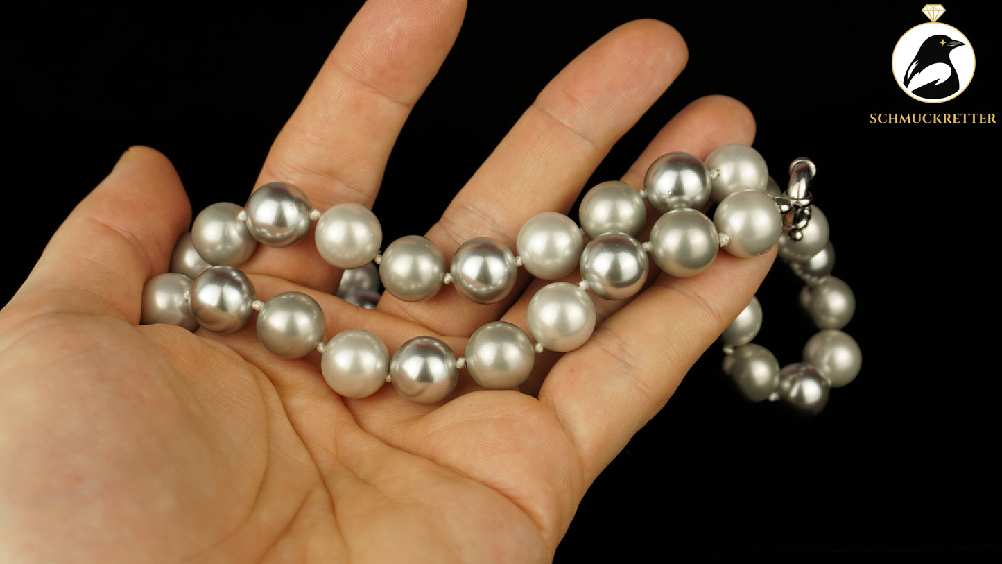 Kette aus silbrigen MK-Perlen, 60cm