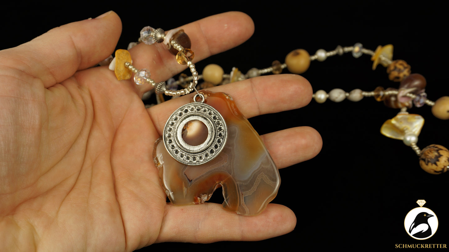 Kette 'Erdenreise' - mit Samenkapseln, Muscheln, Perlmutt & Achat-Anhänger