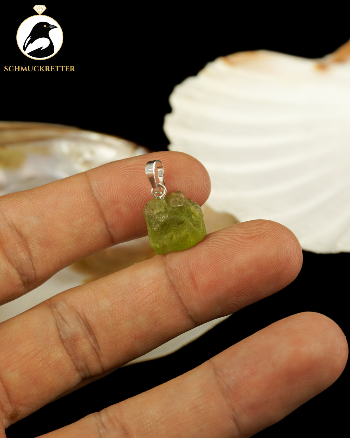 Roher Peridot-Anhänger aus 925 Silber
