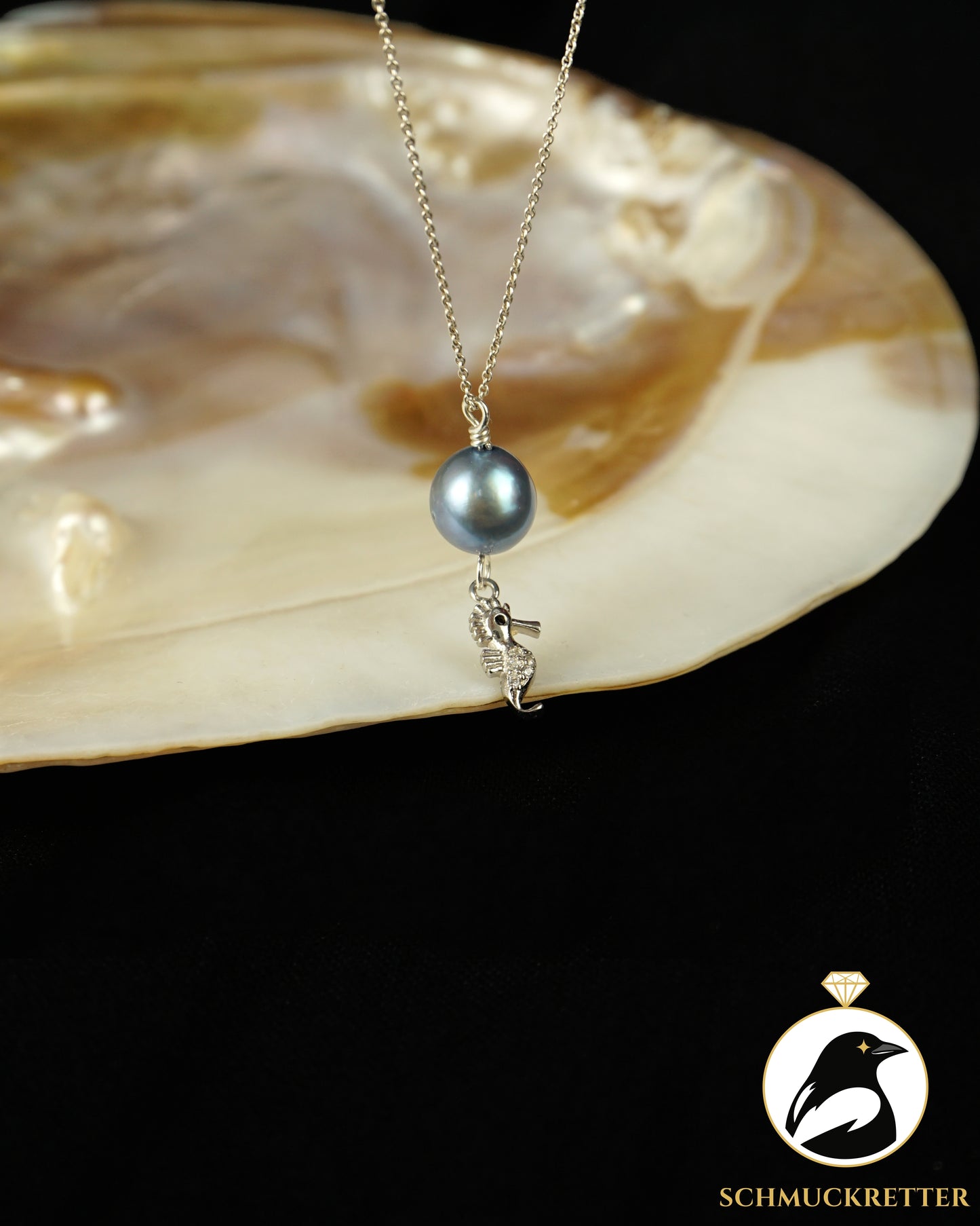 Wellentanz · Seepferdchen Collier mit blauer Zuchtperle aus 925 Silber