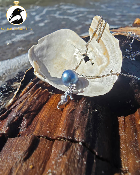Wellentanz · Seepferdchen Collier mit blauer Zuchtperle aus 925 Silber