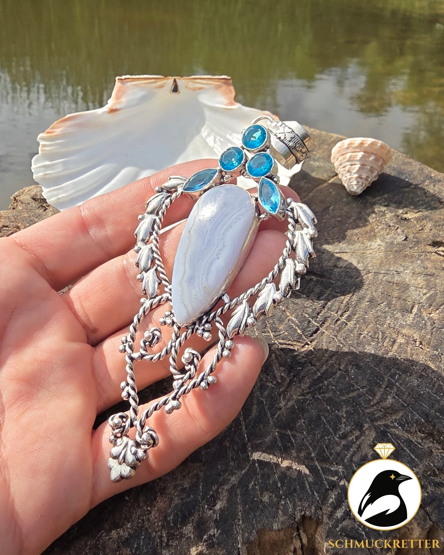 Großer, versilberter Anhänger mit Chalcedon und blauen Glassteinen