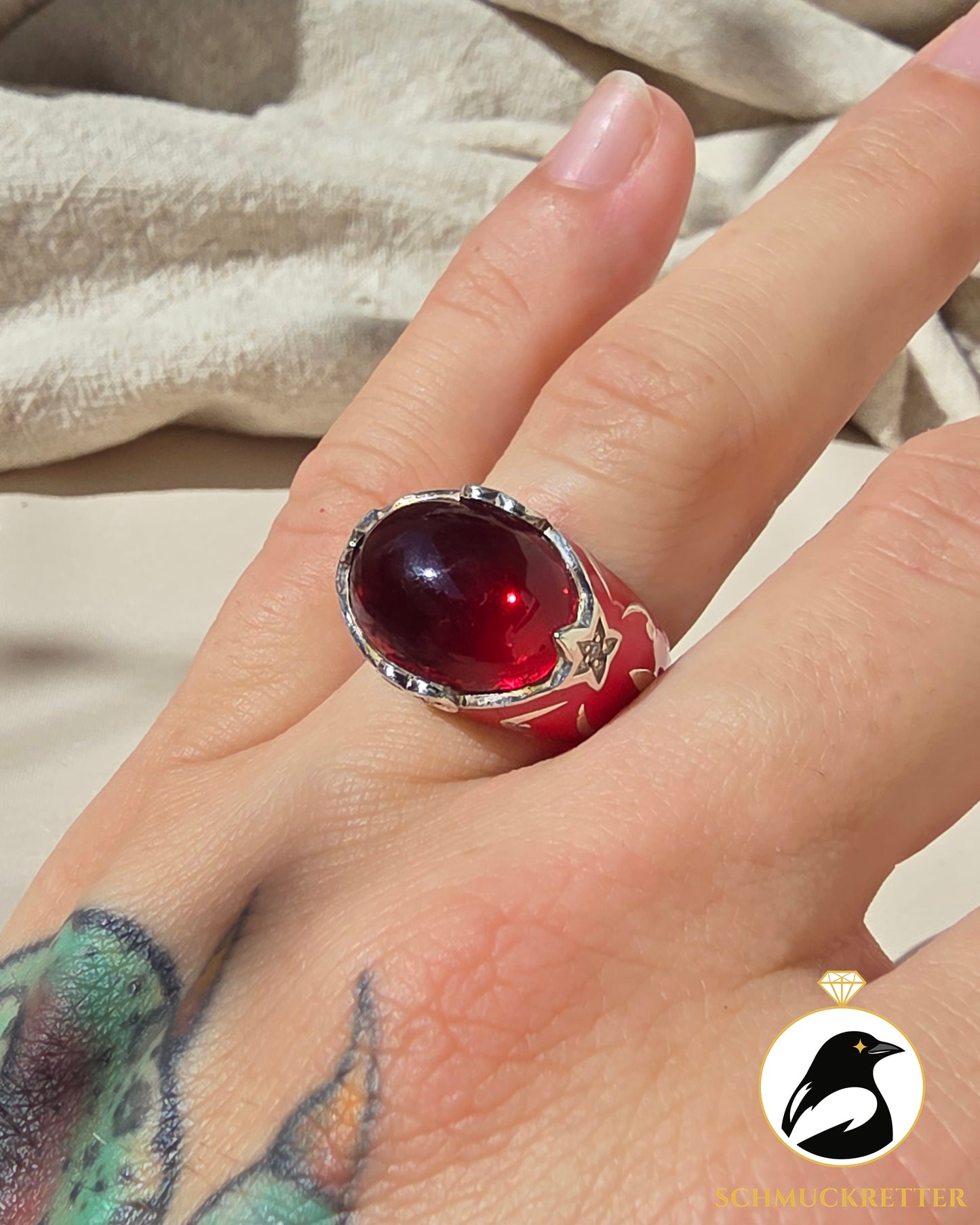 David Sigal: Ring aus 925 Silber mit rotem Stein & Emaille, Gr. 60
