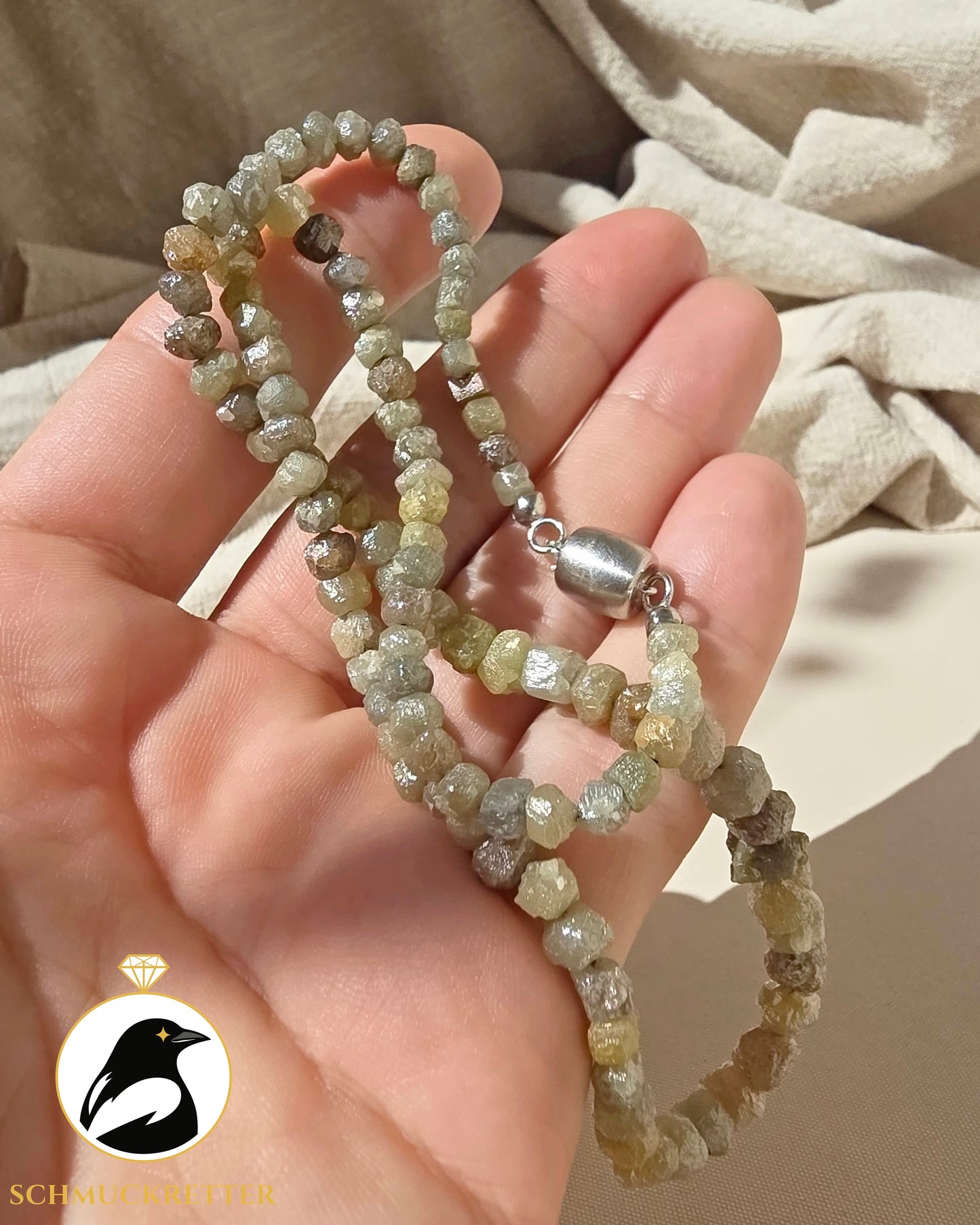 Rohdiamant-Collier mit Verschluss aus 585 Weißgold - rund 100ct!