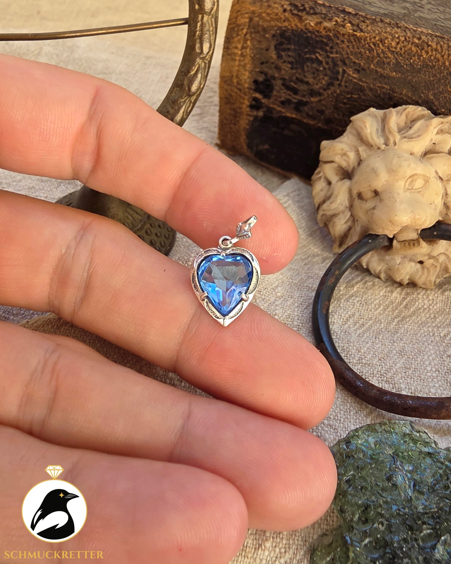 Antiker Herzanhänger aus 835 Silber mit blauem Schmuckstein