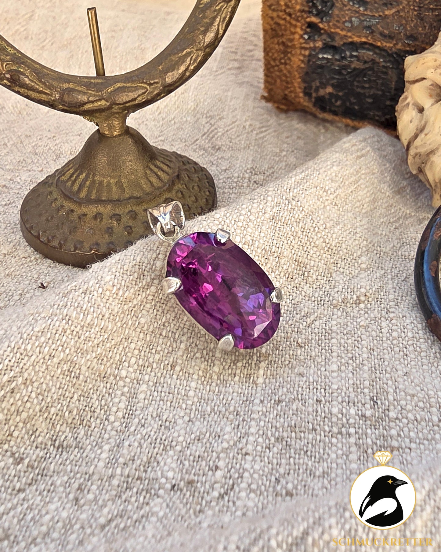Art-Déco-Anhänger aus 835 Silber mit violettblauem Verneuil-Saphir