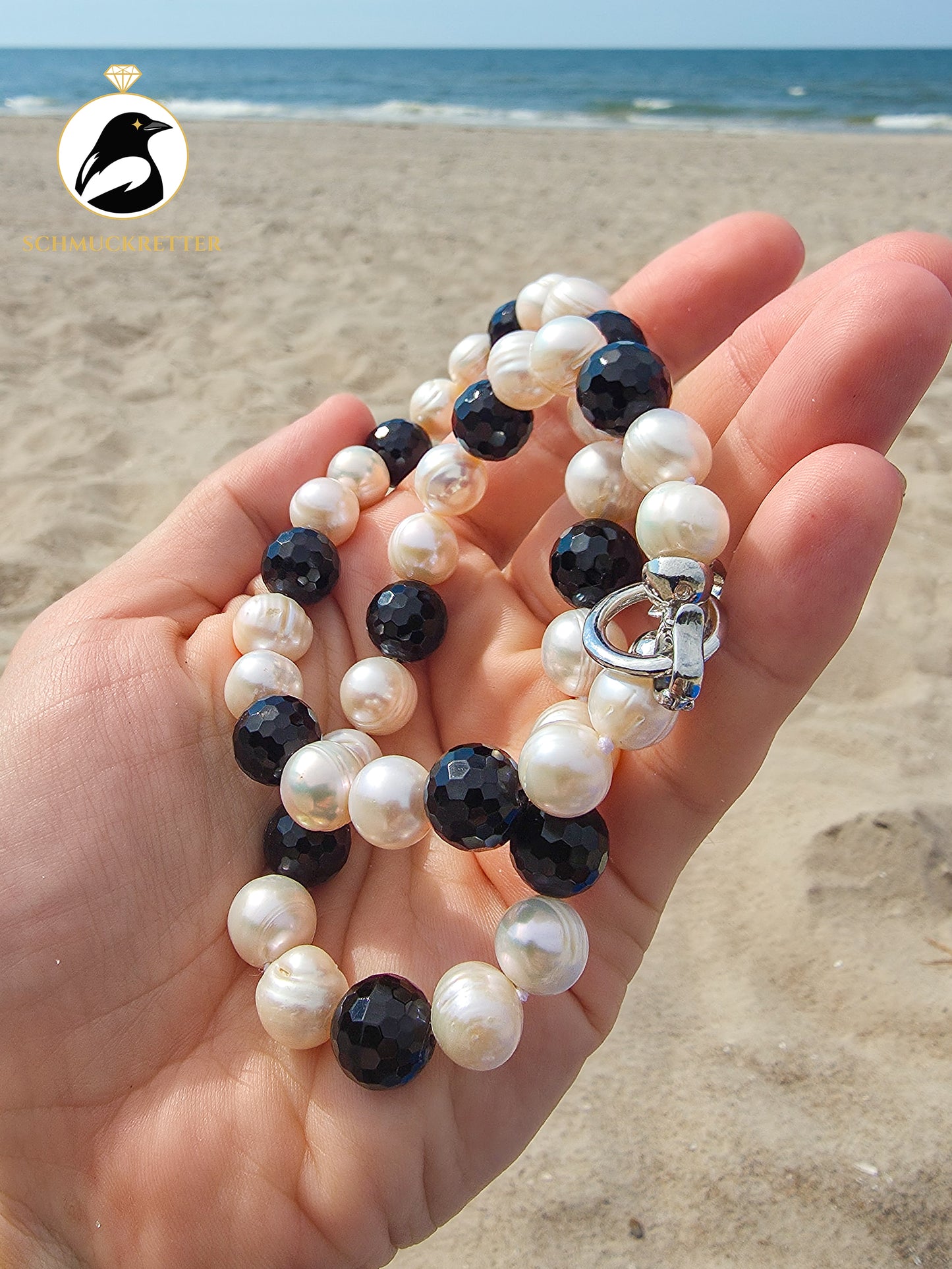 Collier aus weißen Süßwasserperlen und facettiertem Onyx