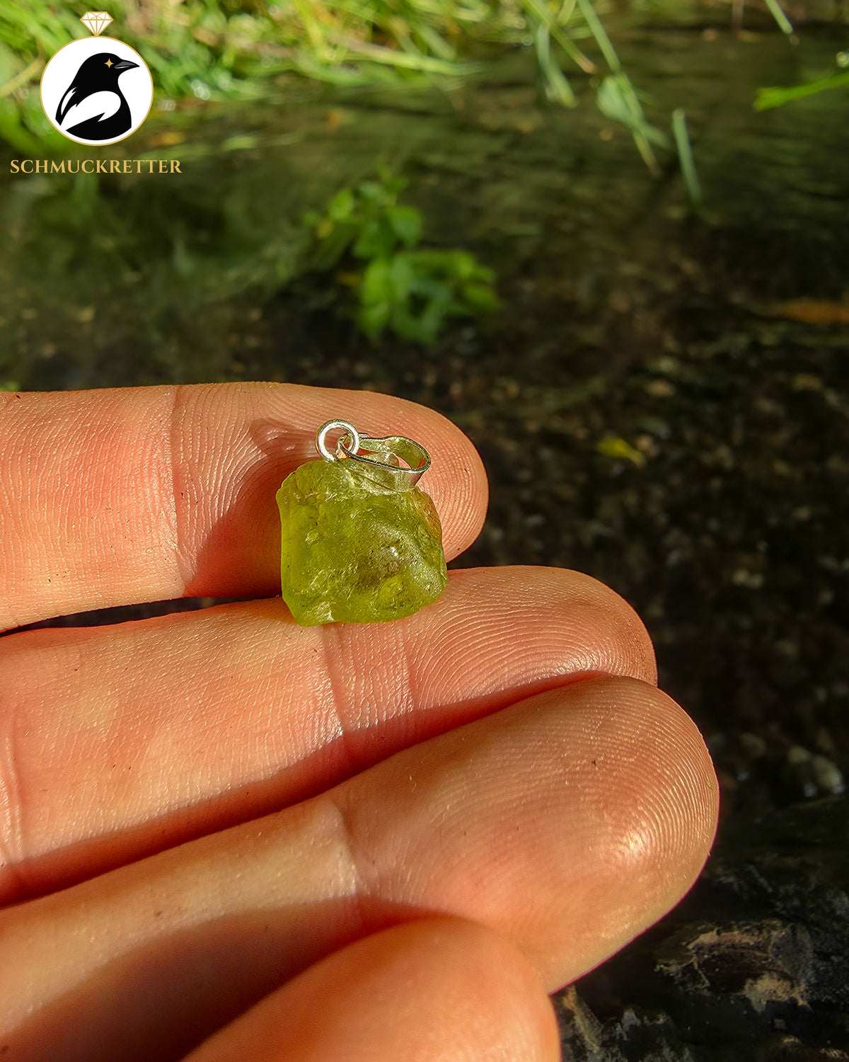 Roher Peridot-Anhänger aus 925 Silber