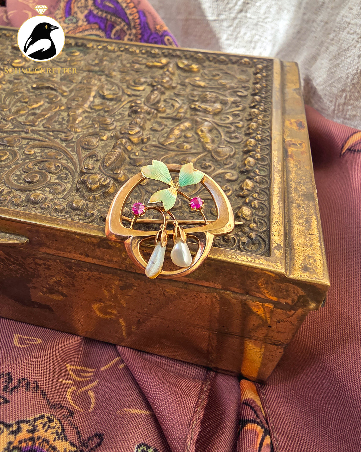 585 Gold Brosche mit Emaille, Rubinbesatz & Perlen – Jugendstil, um 1900