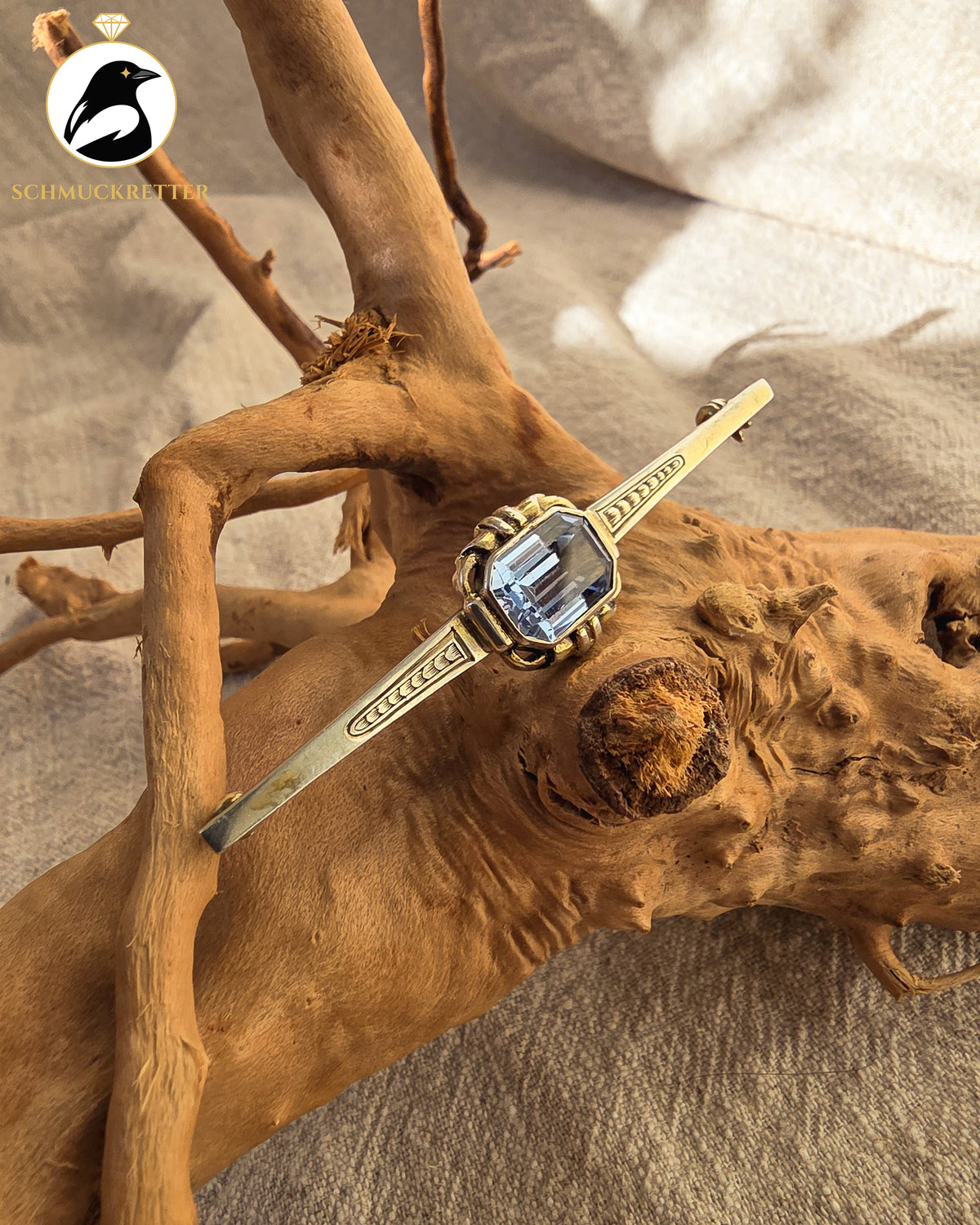 Himmelblau – Art déco Neusilber Brosche mit blauem Spinell
