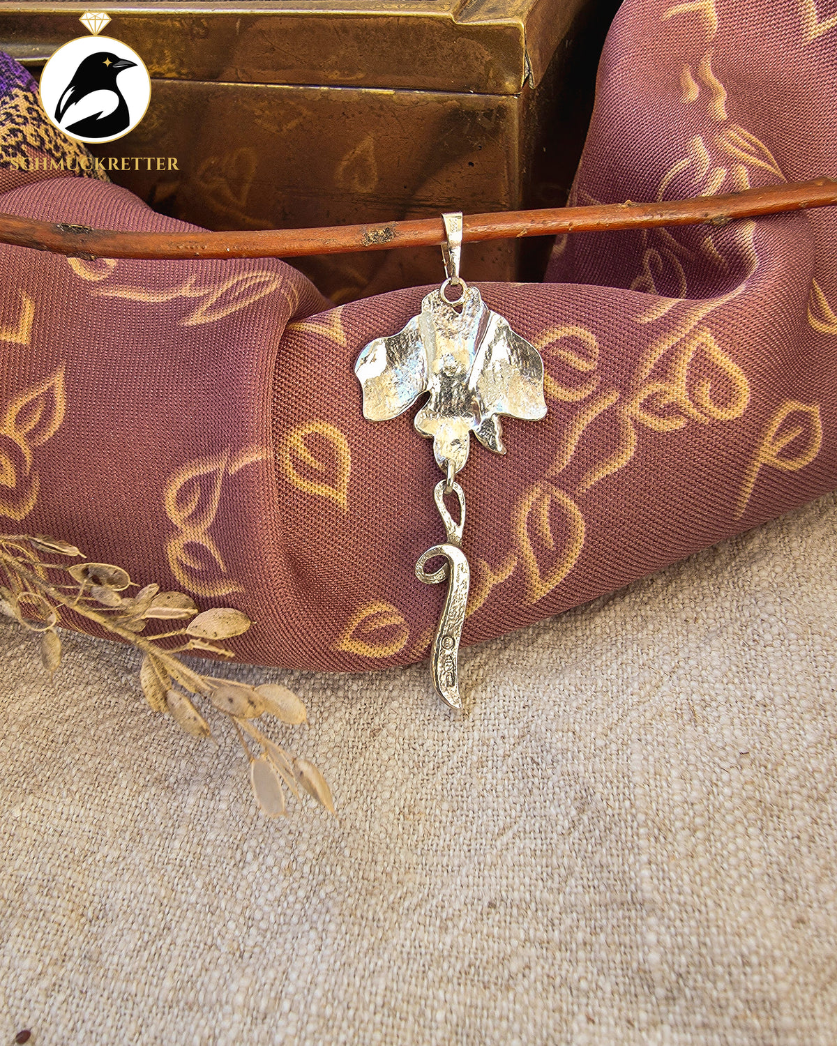Violette Iris – Antiker Jugendstil-Anhänger aus Silber mit hochwertiger Emaille | Um 1900