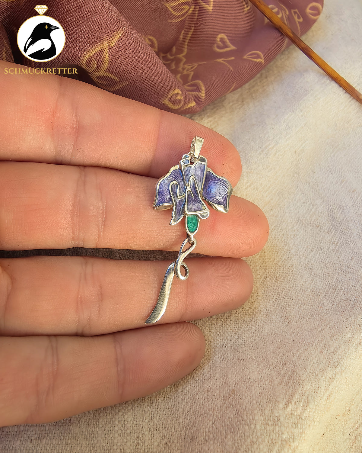 Violette Iris – Antiker Jugendstil-Anhänger aus Silber mit hochwertiger Emaille | Um 1900