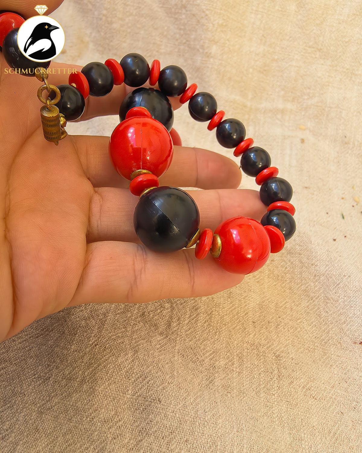 Rot trifft Schwarz – Auffällige Vintage-Kette mit großen Kunststoffperlen