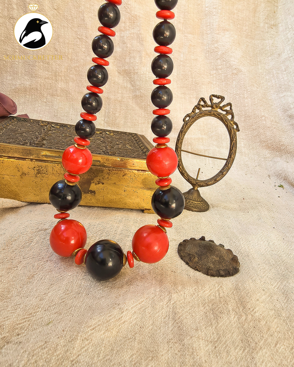 Rot trifft Schwarz – Auffällige Vintage-Kette mit großen Kunststoffperlen