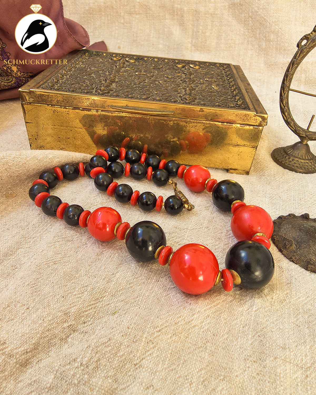 Rot trifft Schwarz – Auffällige Vintage-Kette mit großen Kunststoffperlen