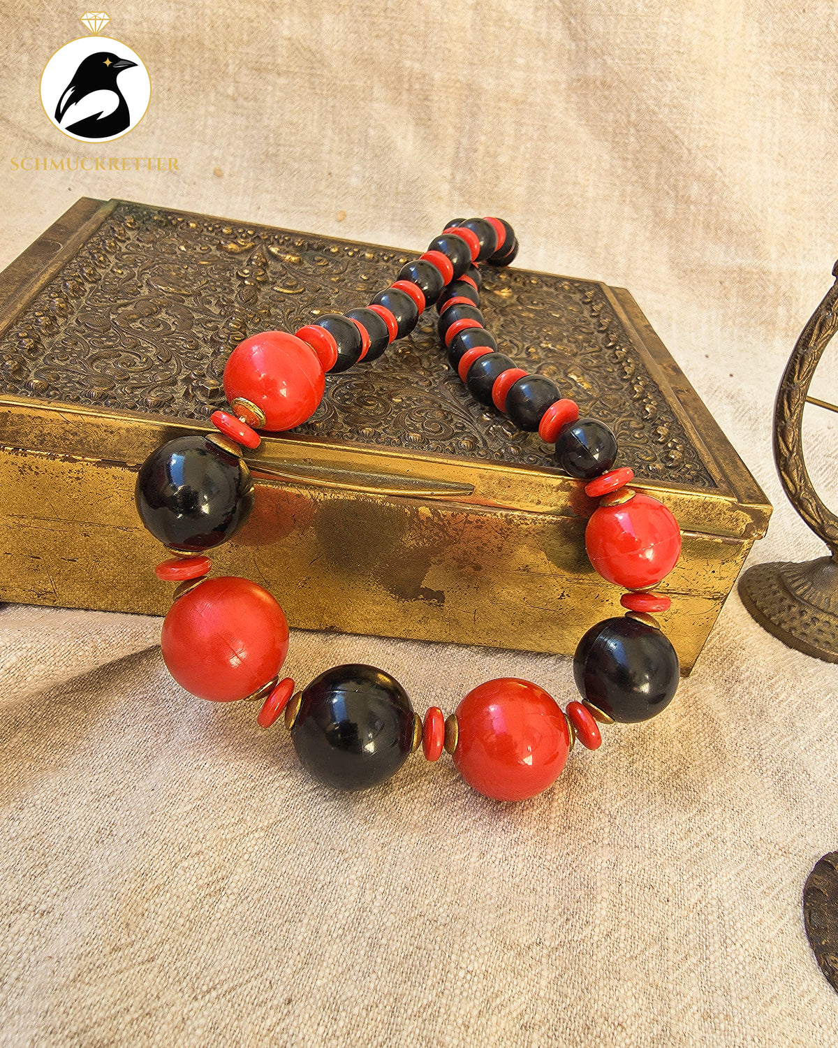 Rot trifft Schwarz – Auffällige Vintage-Kette mit großen Kunststoffperlen