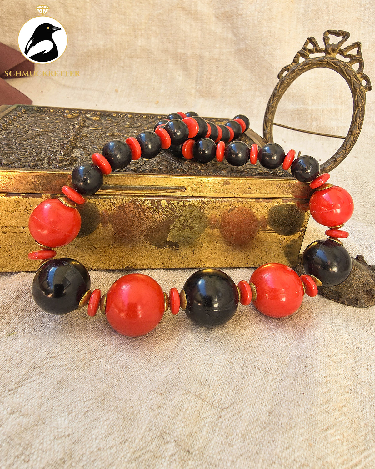 Rot trifft Schwarz – Auffällige Vintage-Kette mit großen Kunststoffperlen