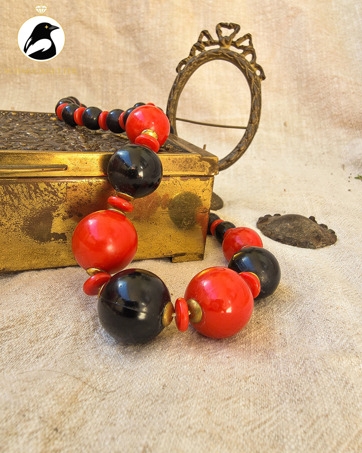 Rot trifft Schwarz – Auffällige Vintage-Kette mit großen Kunststoffperlen