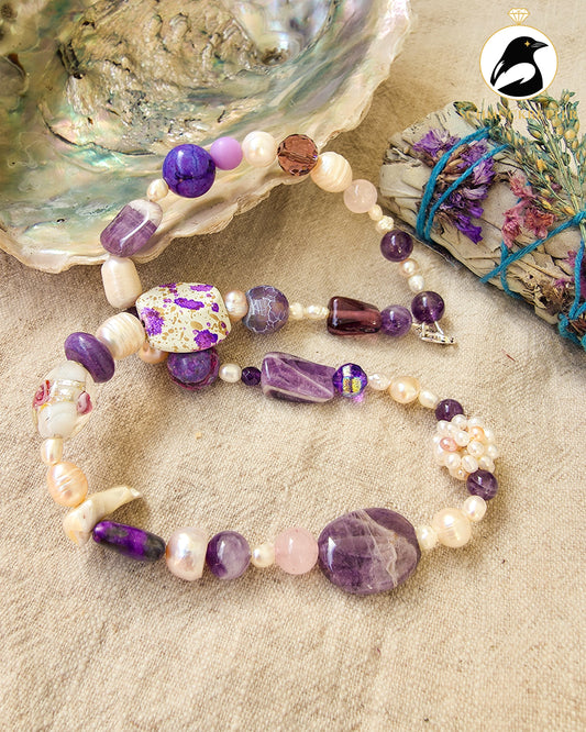 Lavendel & Leinen | Unikatkette mit Amethyst, Süßwasserperlen & 925 Silber