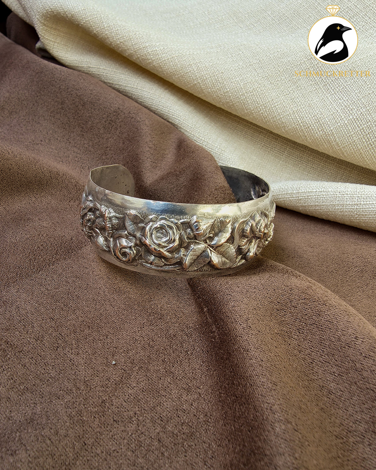 Versilberter Vintage Armreif mit Rosendekor