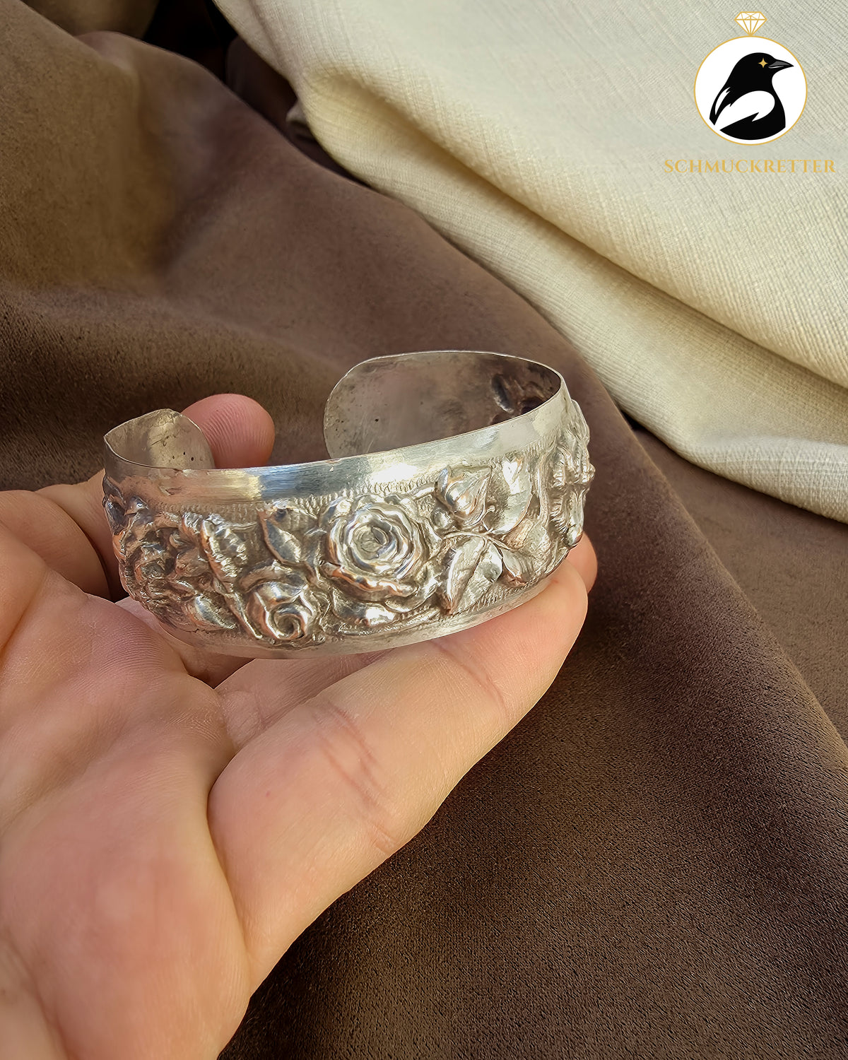 Versilberter Vintage Armreif mit Rosendekor