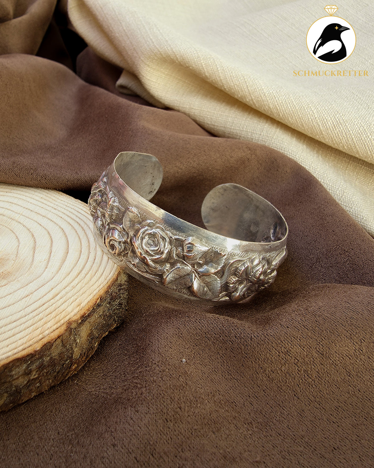 Versilberter Vintage Armreif mit Rosendekor