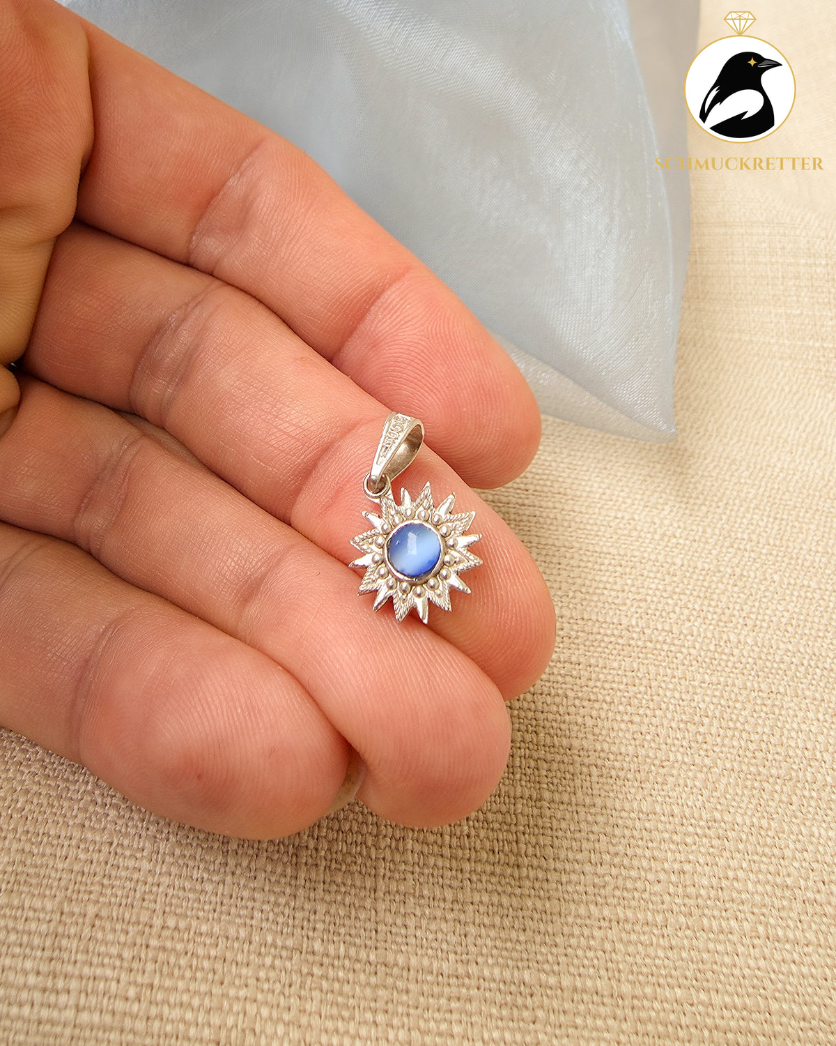 Sonnenanhänger mit blauem Katzenaugen-Glasstein – 925 Silber