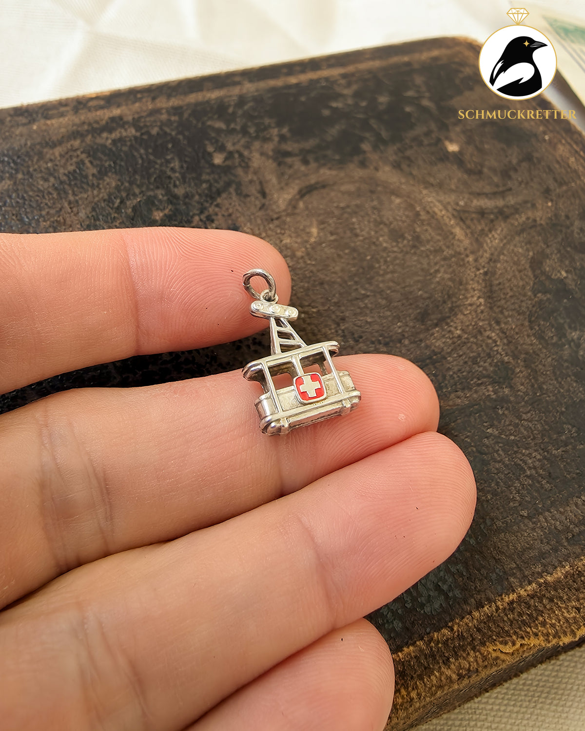 Vintage Seilbahn-Anhänger aus 800 Silber – Schweizer Gondel mit Kreuz