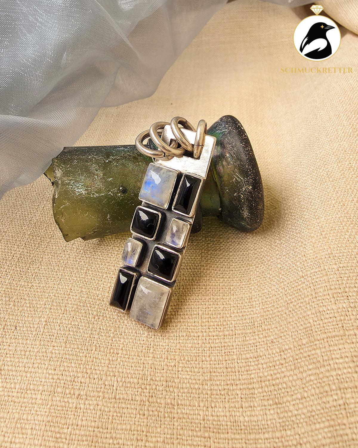 Mondzauber – Anhänger mit Mondstein & Onyx gefasst in 925 Silber