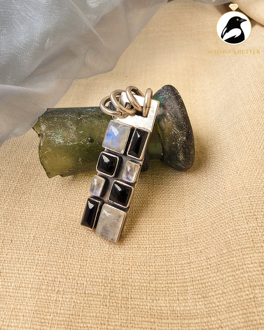 Mondzauber – Anhänger mit Mondstein & Onyx gefasst in 925 Silber
