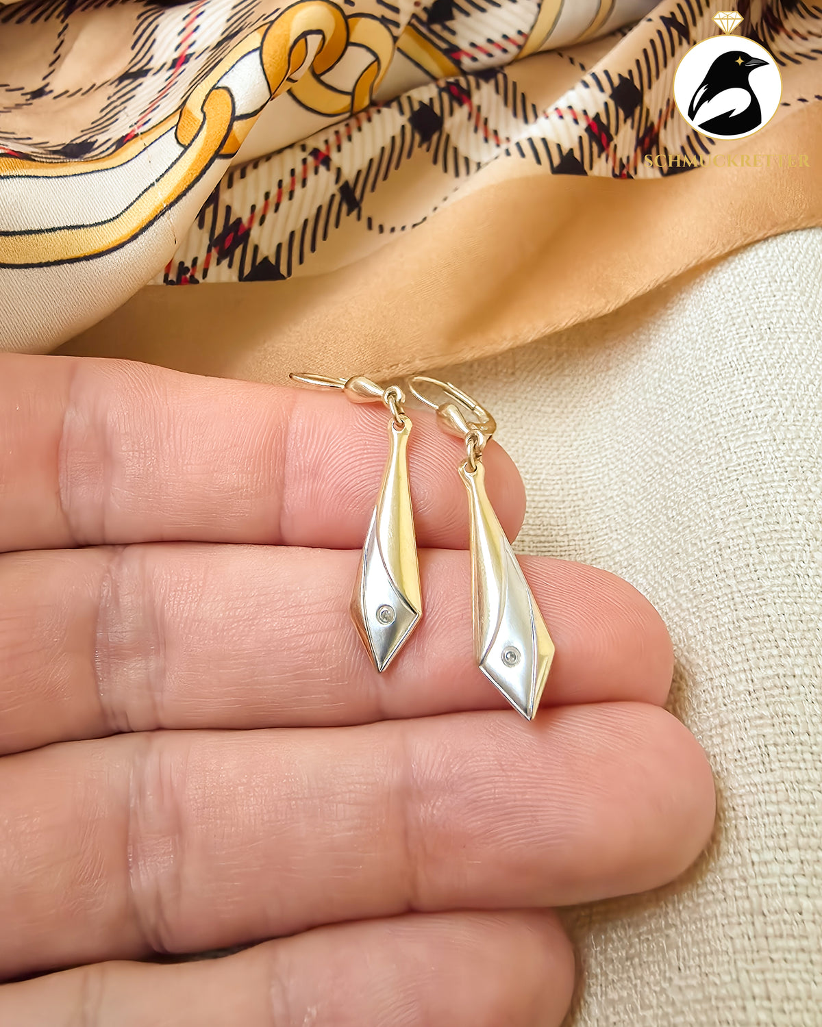 Ohrringe aus 333 Gelbgold mit kleinen Diamanten, bicolor