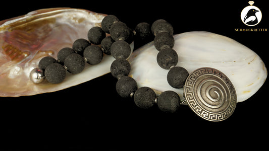 Massives Collier aus Lavastein mit großem, versilbertem Anhänger