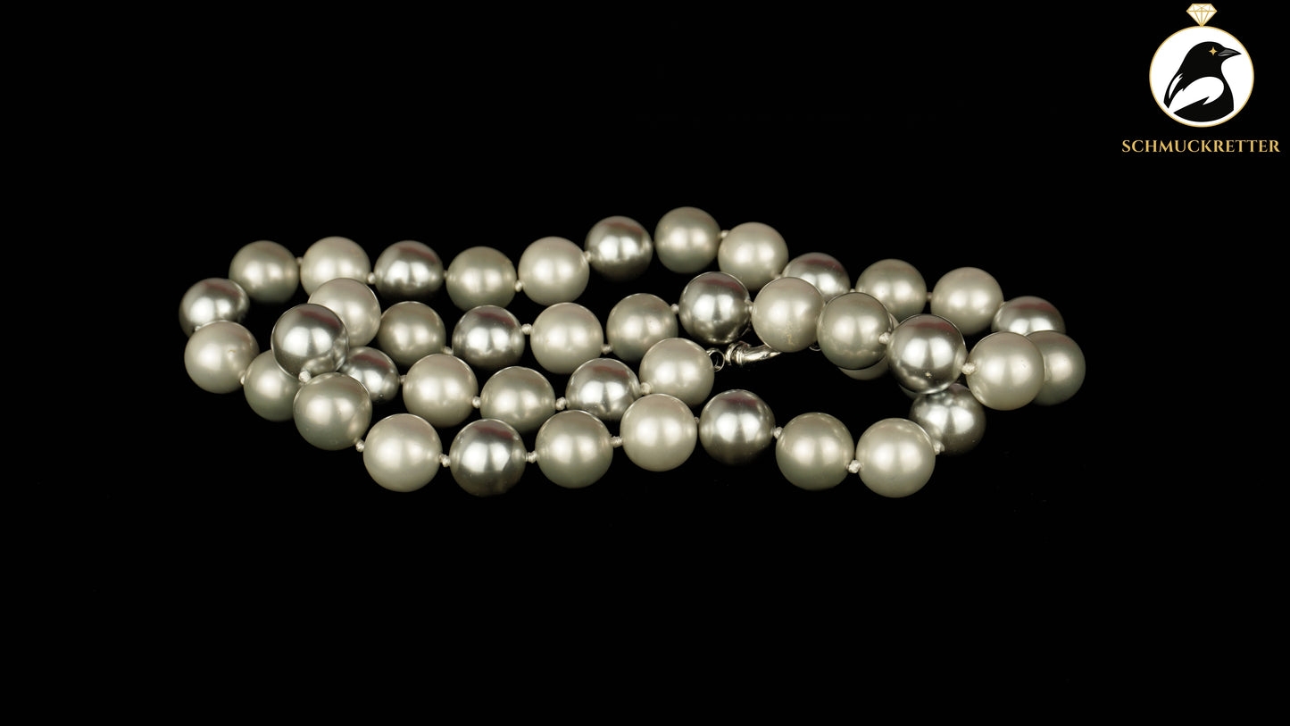 Kette aus silbrigen MK-Perlen, 60cm