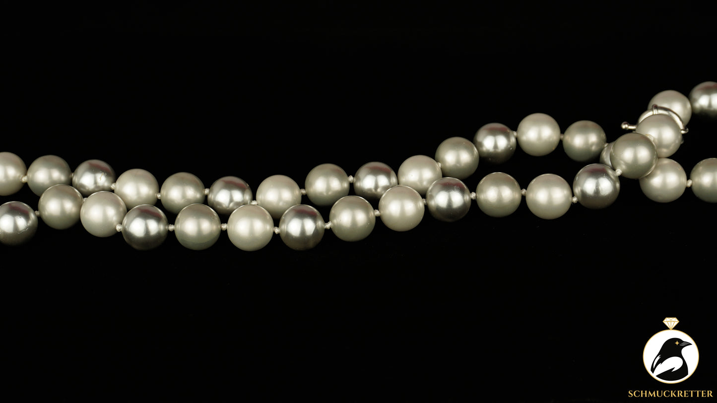 Kette aus silbrigen MK-Perlen, 60cm