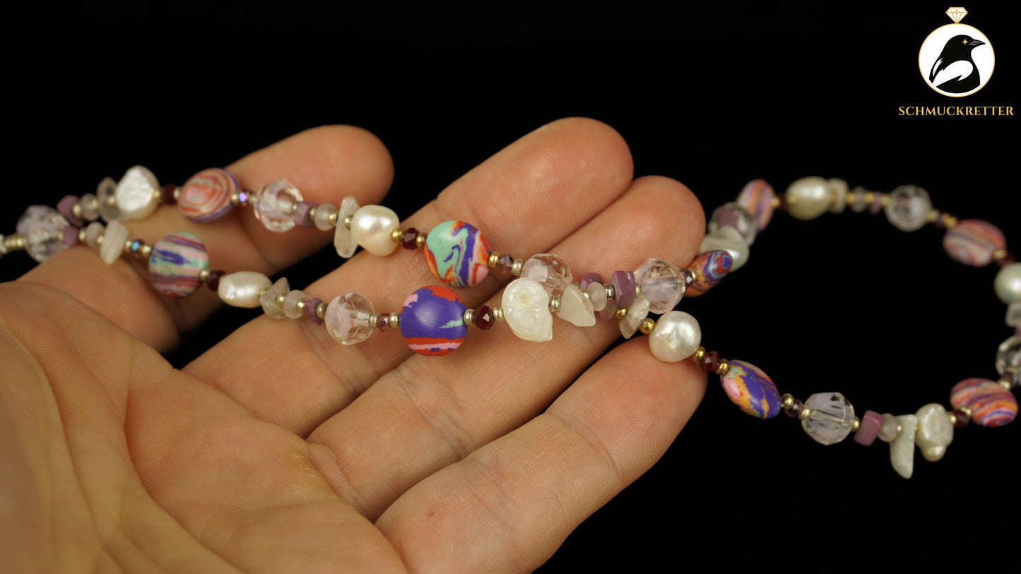 Kette 'Zuckerplanet' - mit Bergkristall, Süßwasser- und Acrylperlen