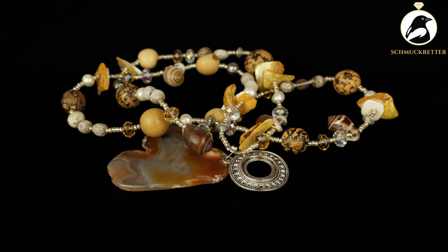 Kette 'Erdenreise' - mit Samenkapseln, Muscheln, Perlmutt & Achat-Anhänger