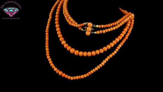 Doppelreihiges Jugendstil-Korallencollier mit vergoldetem Verschluss, um 1900