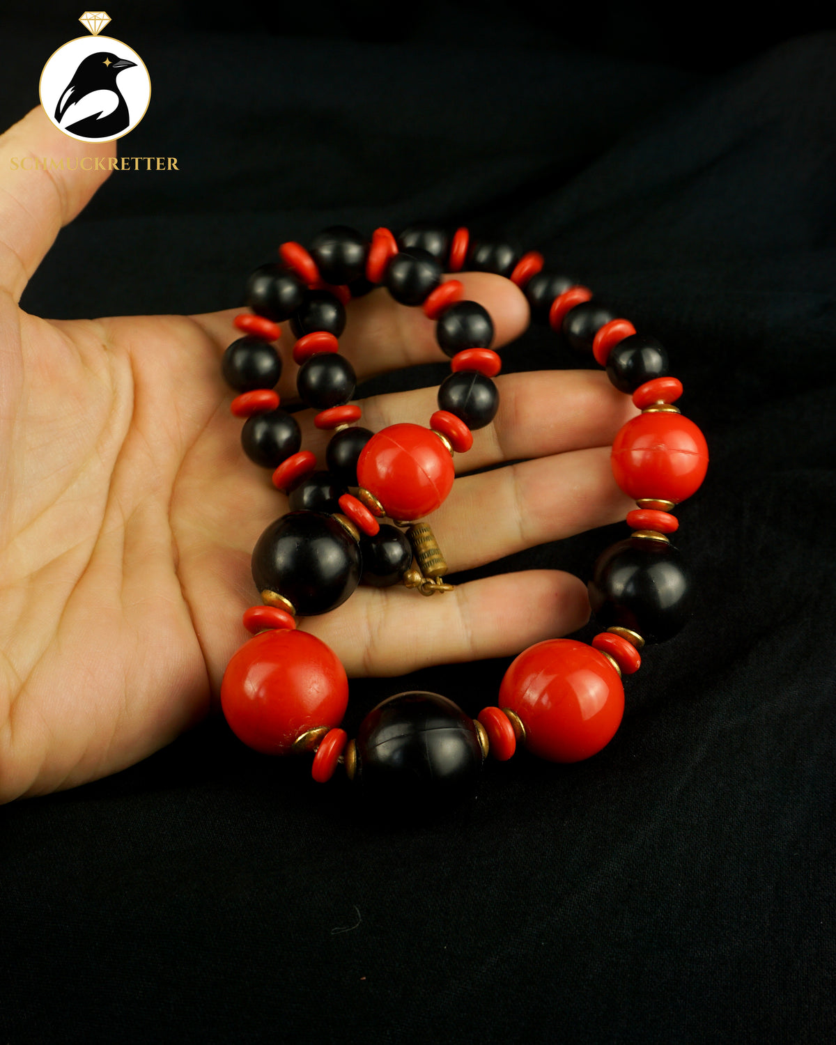 Rot trifft Schwarz – Auffällige Vintage-Kette mit großen Kunststoffperlen