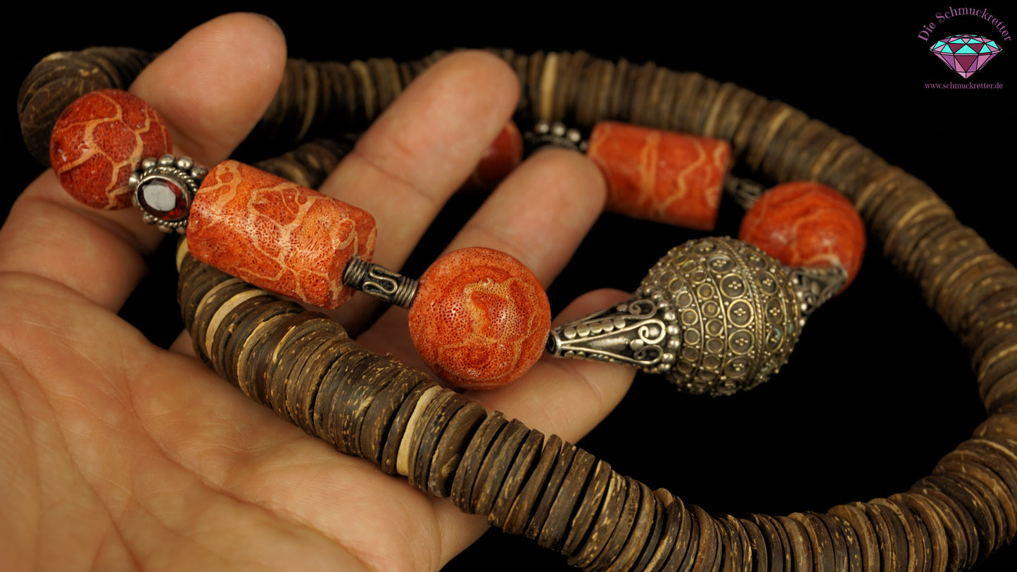 Massive Ethno-Designerkette aus Indonesien - Echtsilber, Schaumkoralle, Granat & Kokosholz