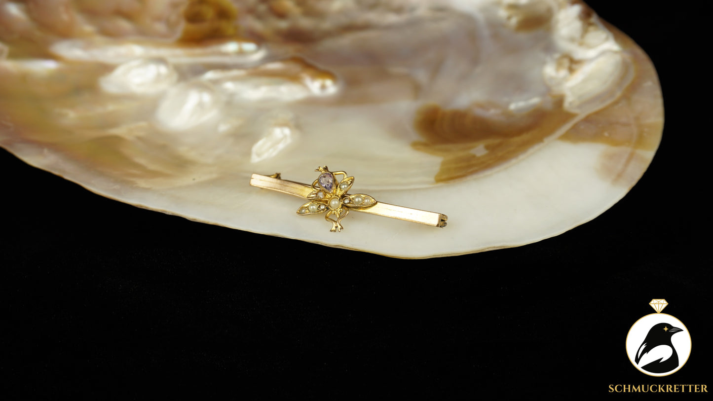 Jugendstil Brosche mit Fliegenmotiv, lila Glasstein und Saatperlen – vergoldet, SALE