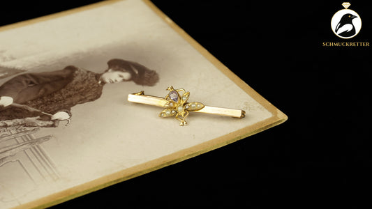 Jugendstil Brosche mit Fliegenmotiv, lila Glasstein und Saatperlen – vergoldet, SALE