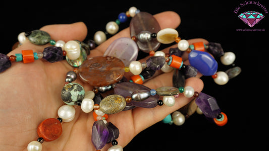 Lange Endloskette mit breiten Achatscheiben, Koralle, Perlen, Amethyst...