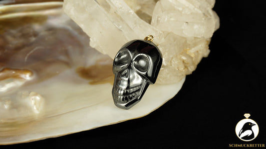 Cooler Totenkopf-Anhänger aus Hämatit mit vergoldeter Öse