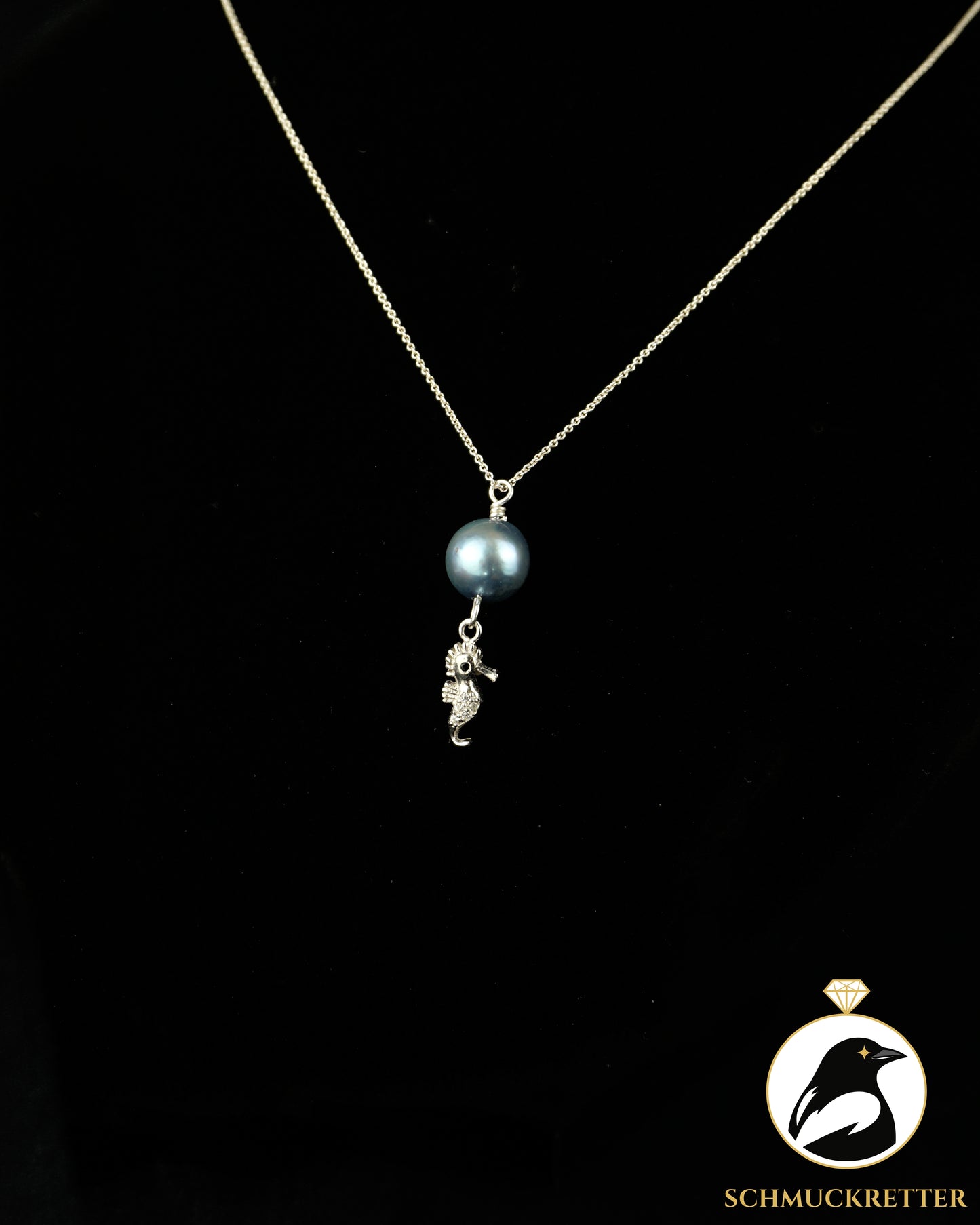 Wellentanz · Seepferdchen Collier mit blauer Zuchtperle aus 925 Silber