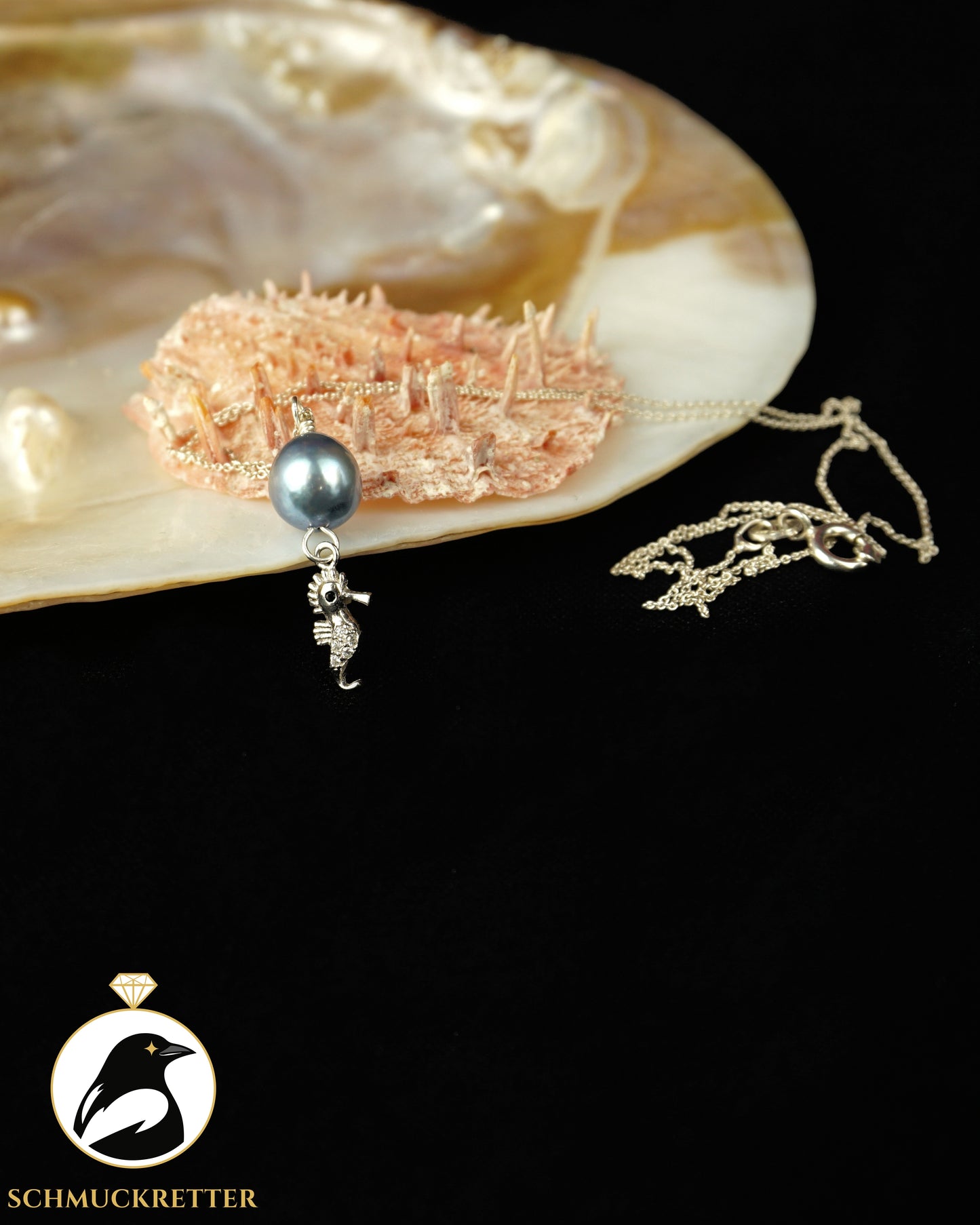 Wellentanz · Seepferdchen Collier mit blauer Zuchtperle aus 925 Silber