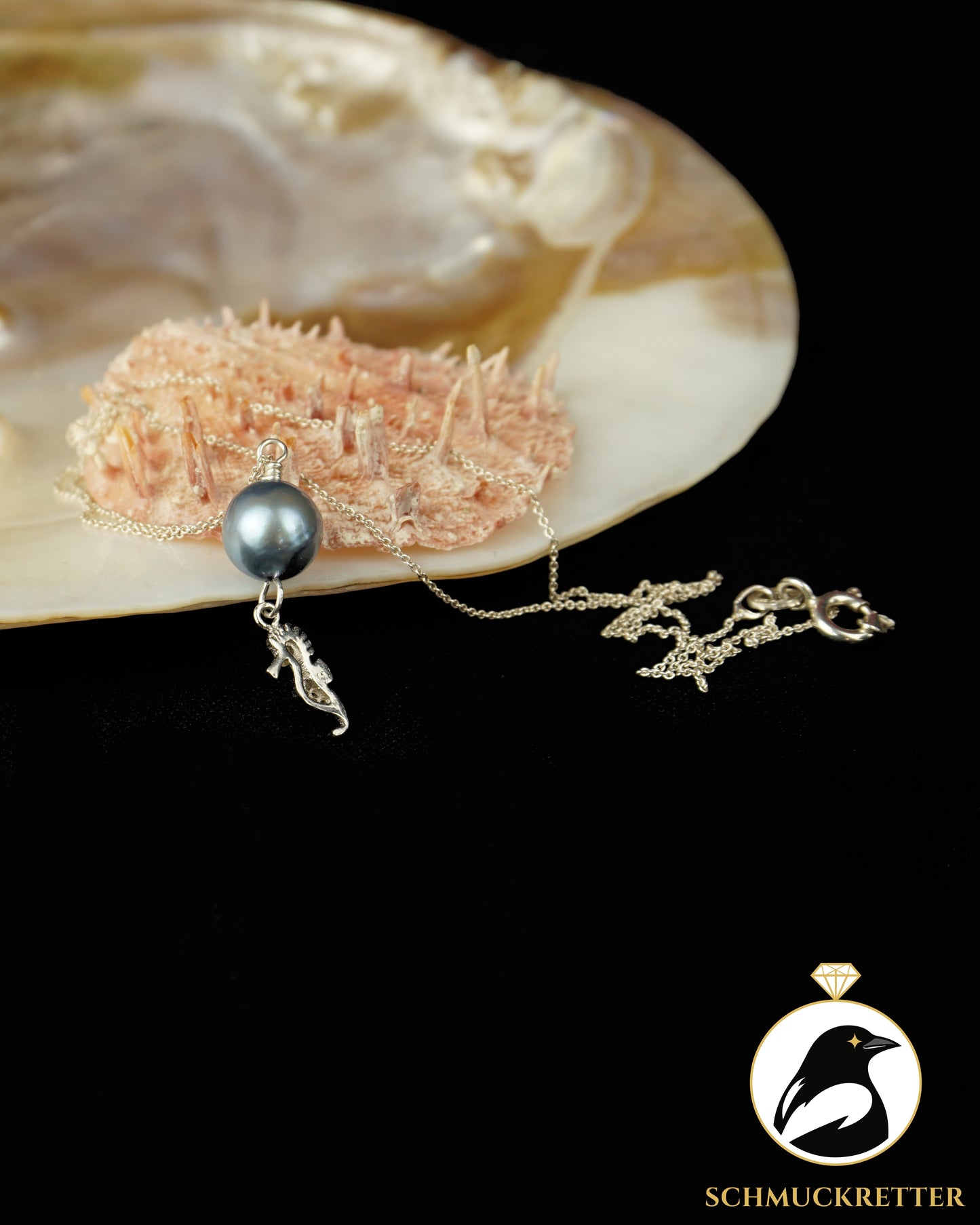 Wellentanz · Seepferdchen Collier mit blauer Zuchtperle aus 925 Silber