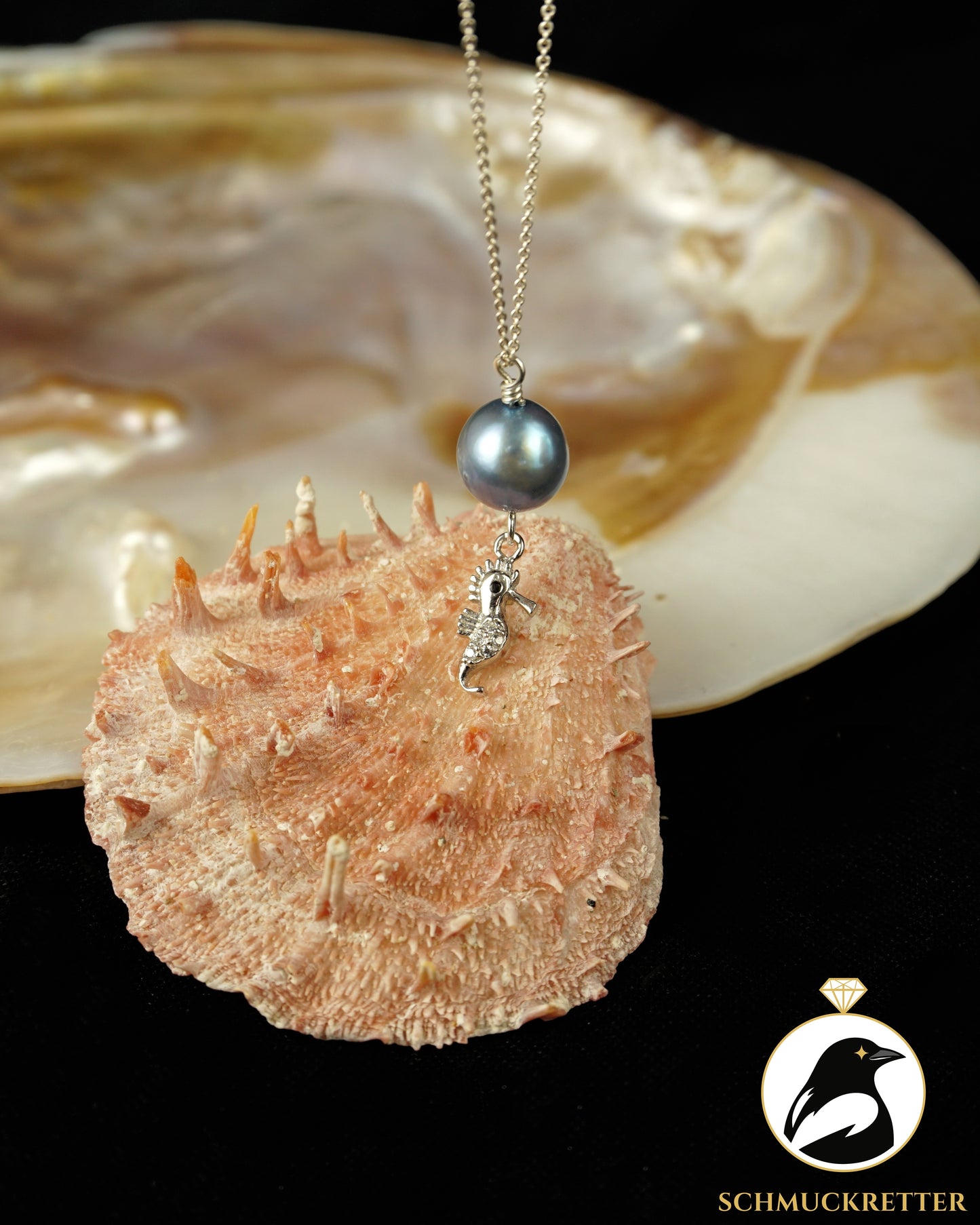 Wellentanz · Seepferdchen Collier mit blauer Zuchtperle aus 925 Silber